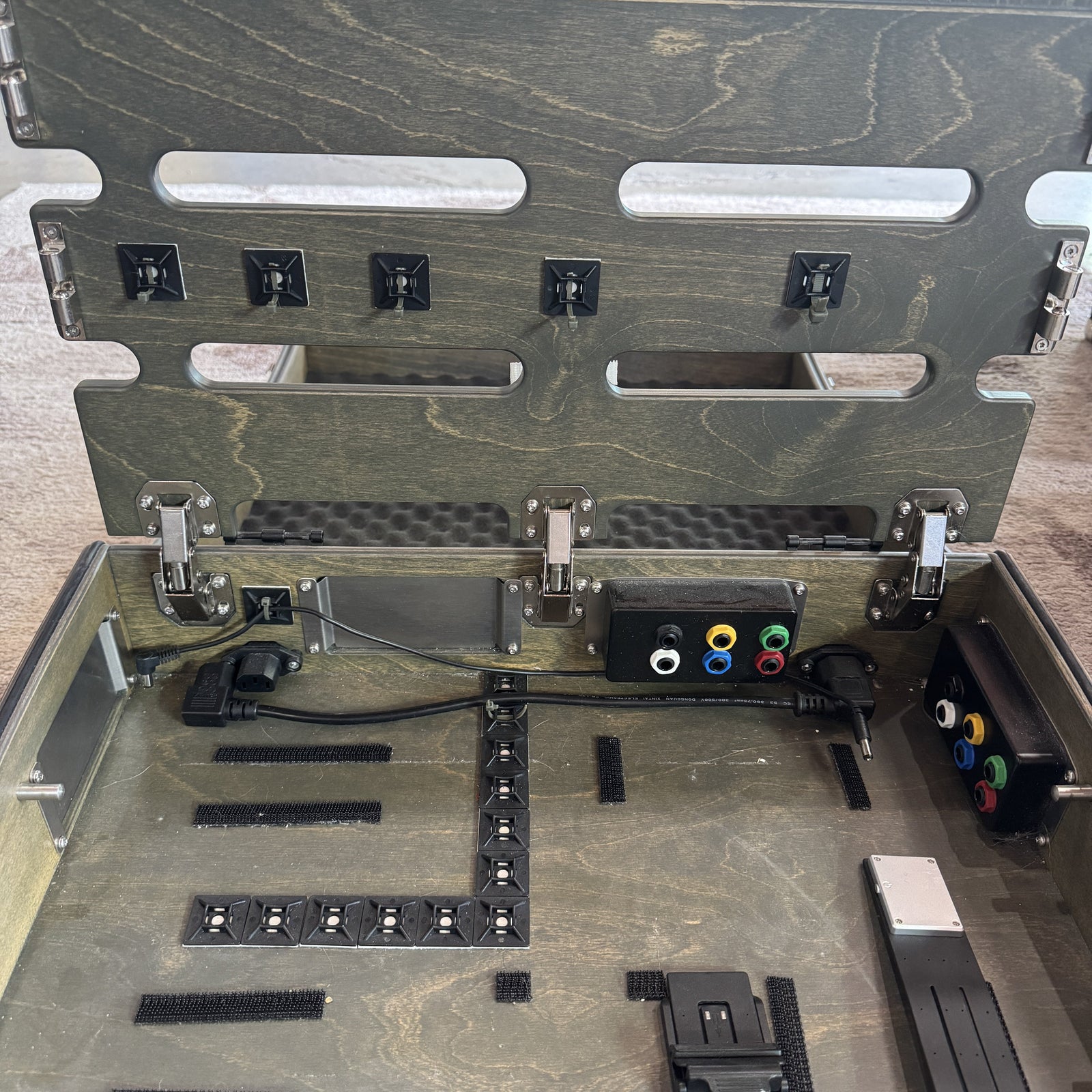Used Schmidt Array SA550XDM Pedalboard w/ Lid & 2 Connector Boxes – Excellent Condition