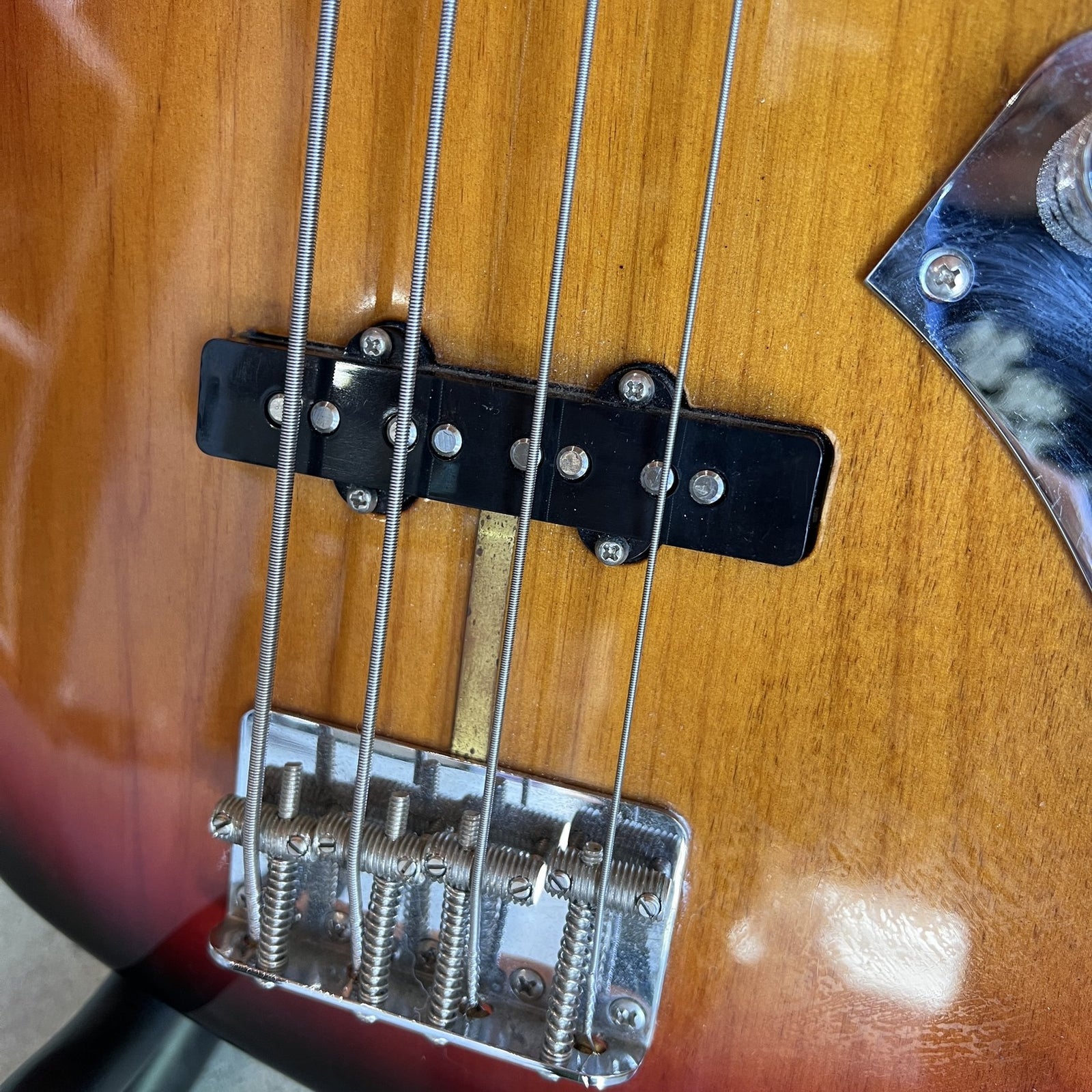 Jaco Pastorius Jazz Bass, Fretless, Pau Ferro Fingerboard, 3-Color Sunburst