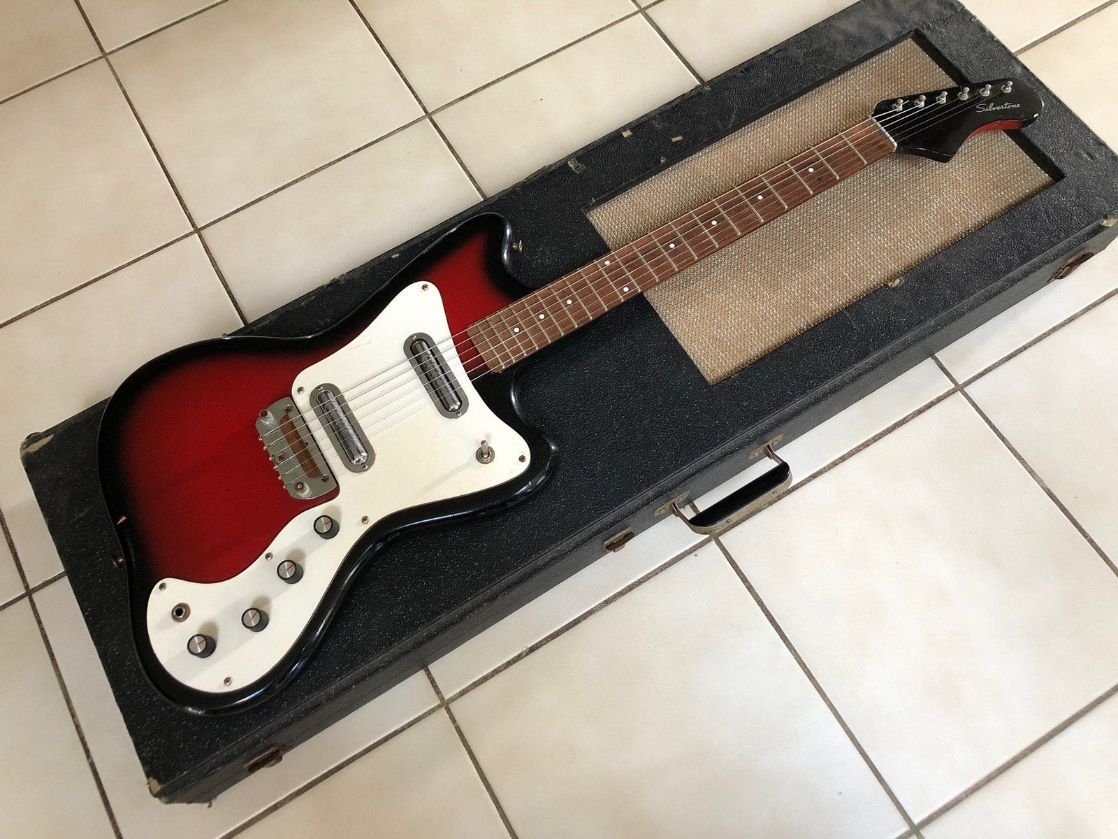 Vintage 1960’s Silvertone 1452 Hornet Guitar in Amp Case