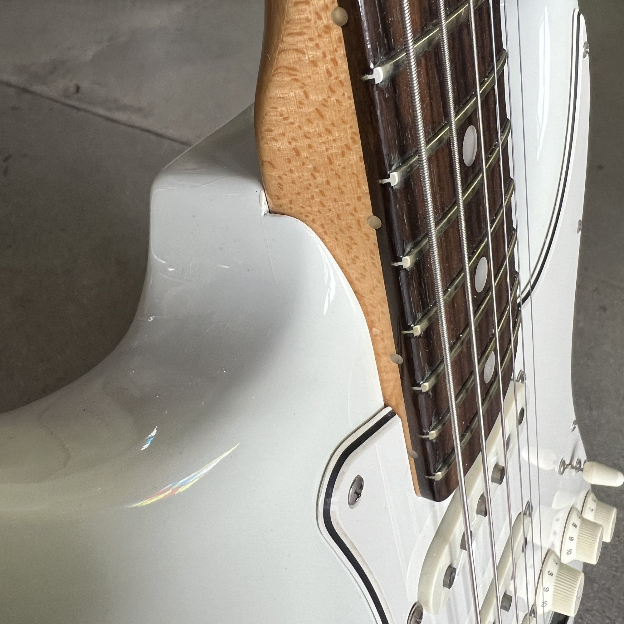 Fender American Vintage '65 Stratocaster, Round-Lam Rosewood Fingerboard, Olympic White