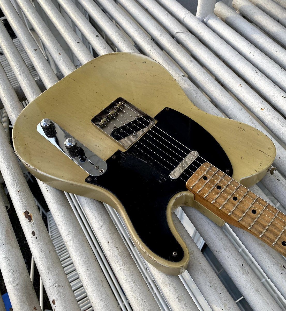 Revelator Guitars - '54 Retrosonic T-Style - Black Guard - Transition Blonde