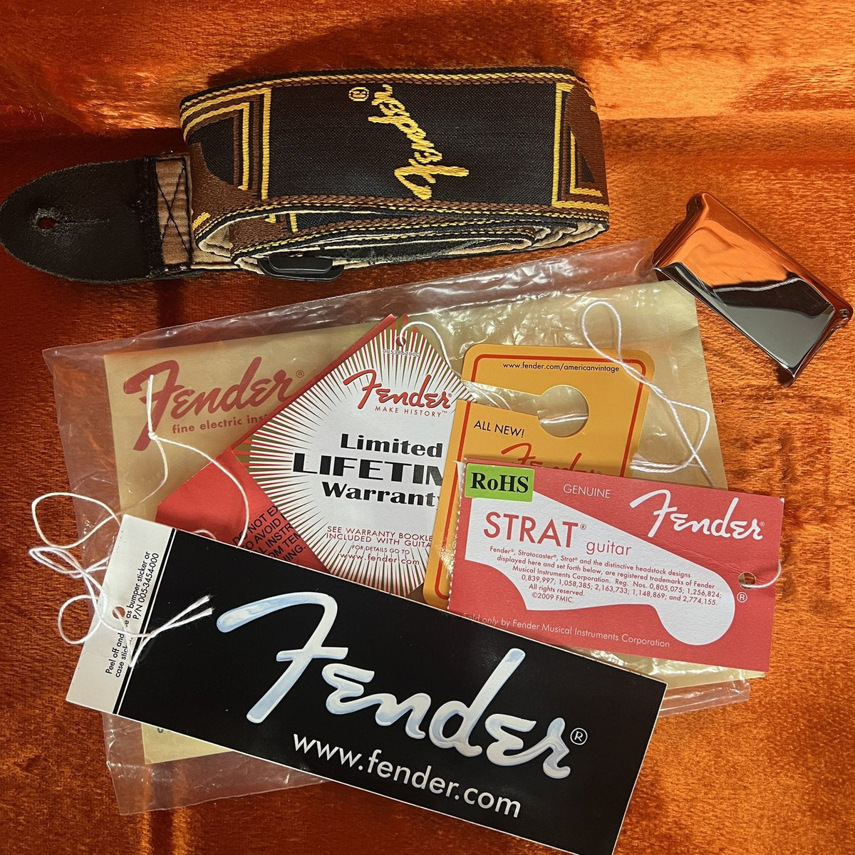 Fender American Vintage '65 Stratocaster, Round-Lam Rosewood Fingerboard, Olympic White