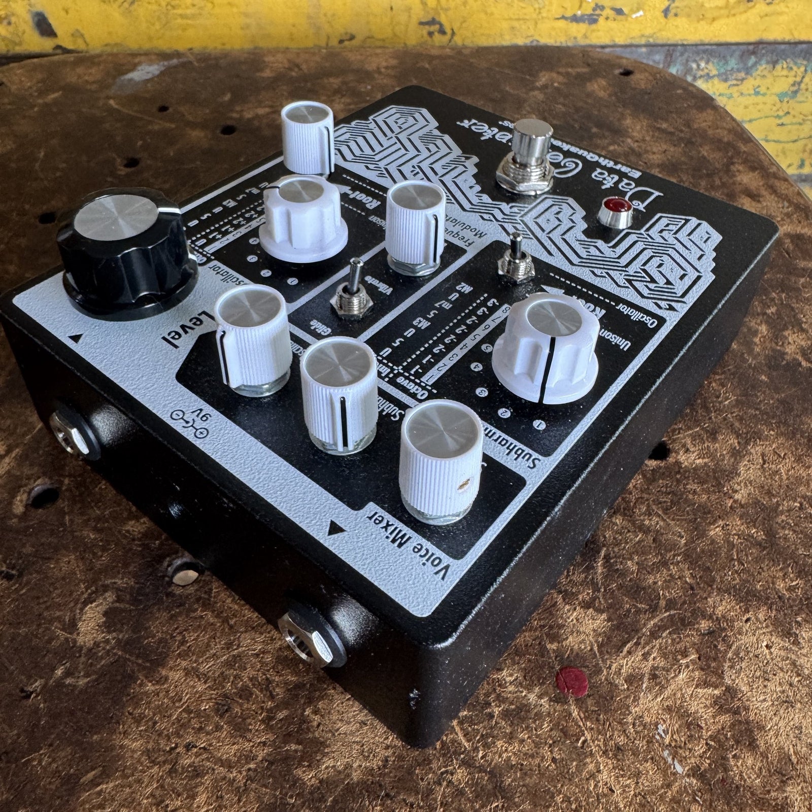 EarthQuaker Devices Corrupter Modulated Monophonic Harmonizing PLL