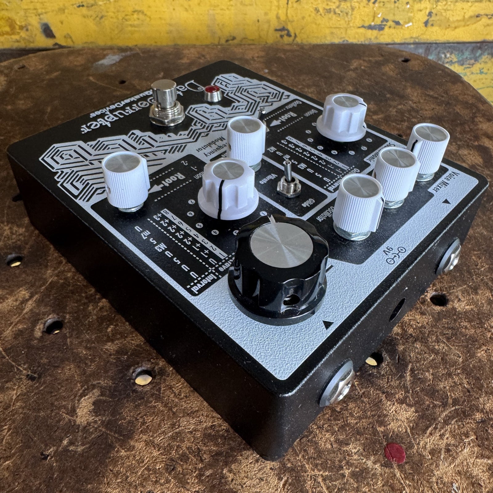 EarthQuaker Devices Corrupter Modulated Monophonic Harmonizing PLL