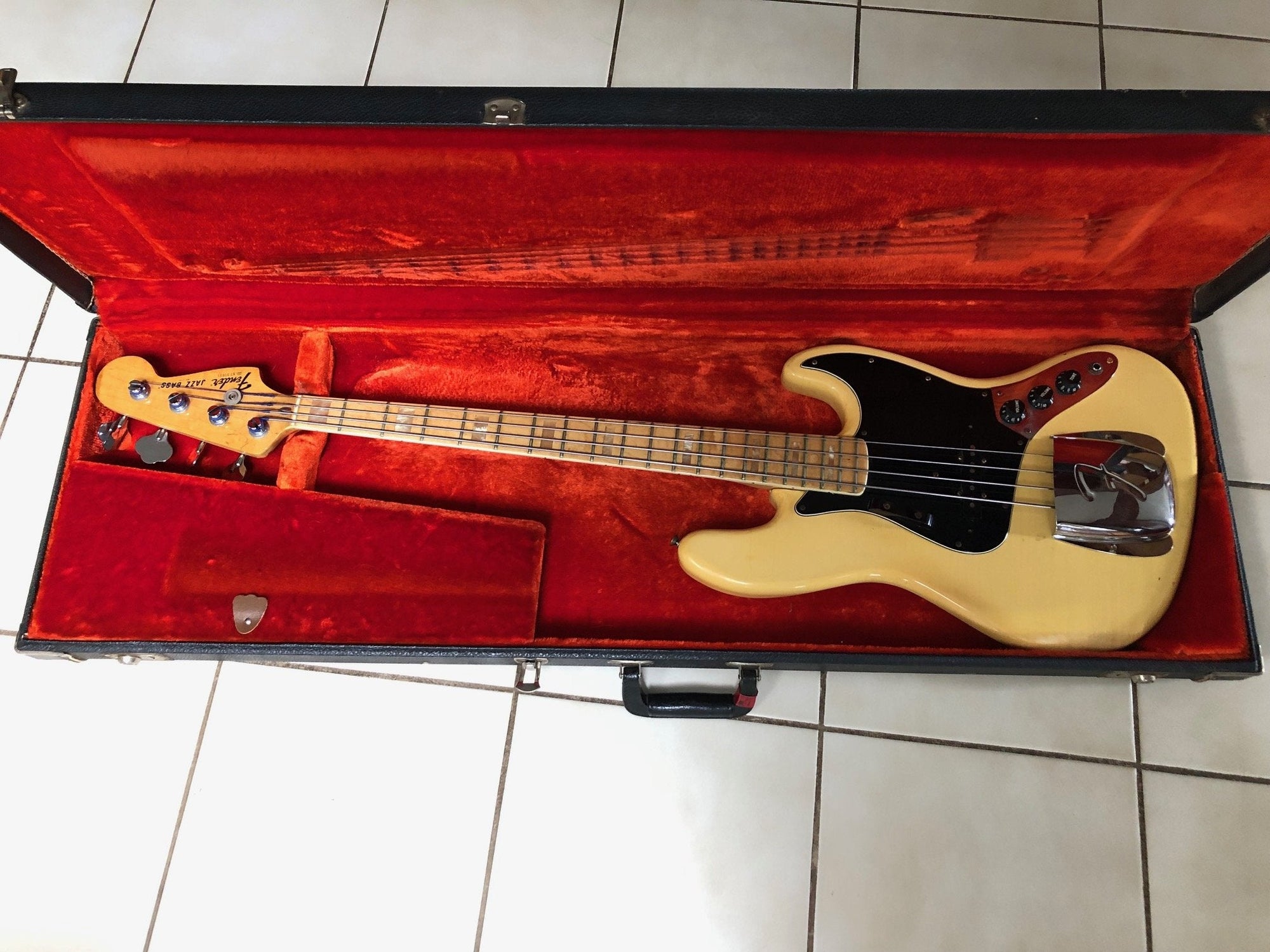 Vintage 1978 Fender Jazz Bass Olympic White with Case