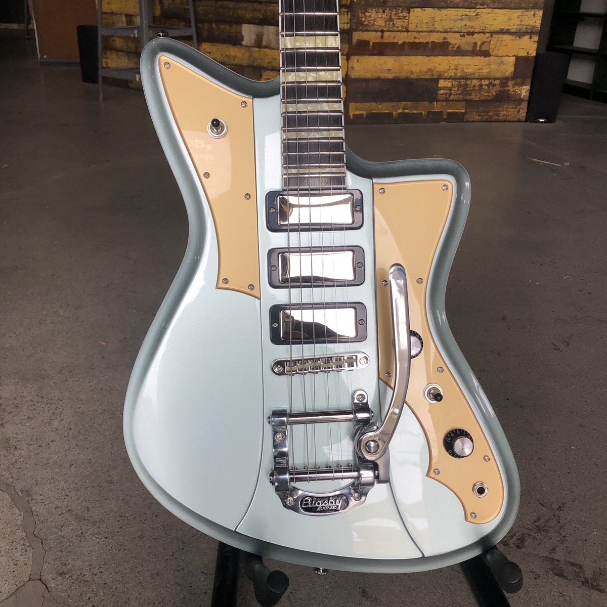Rivolta Guitars Mondata XVIII - Ice Blue Metallic
