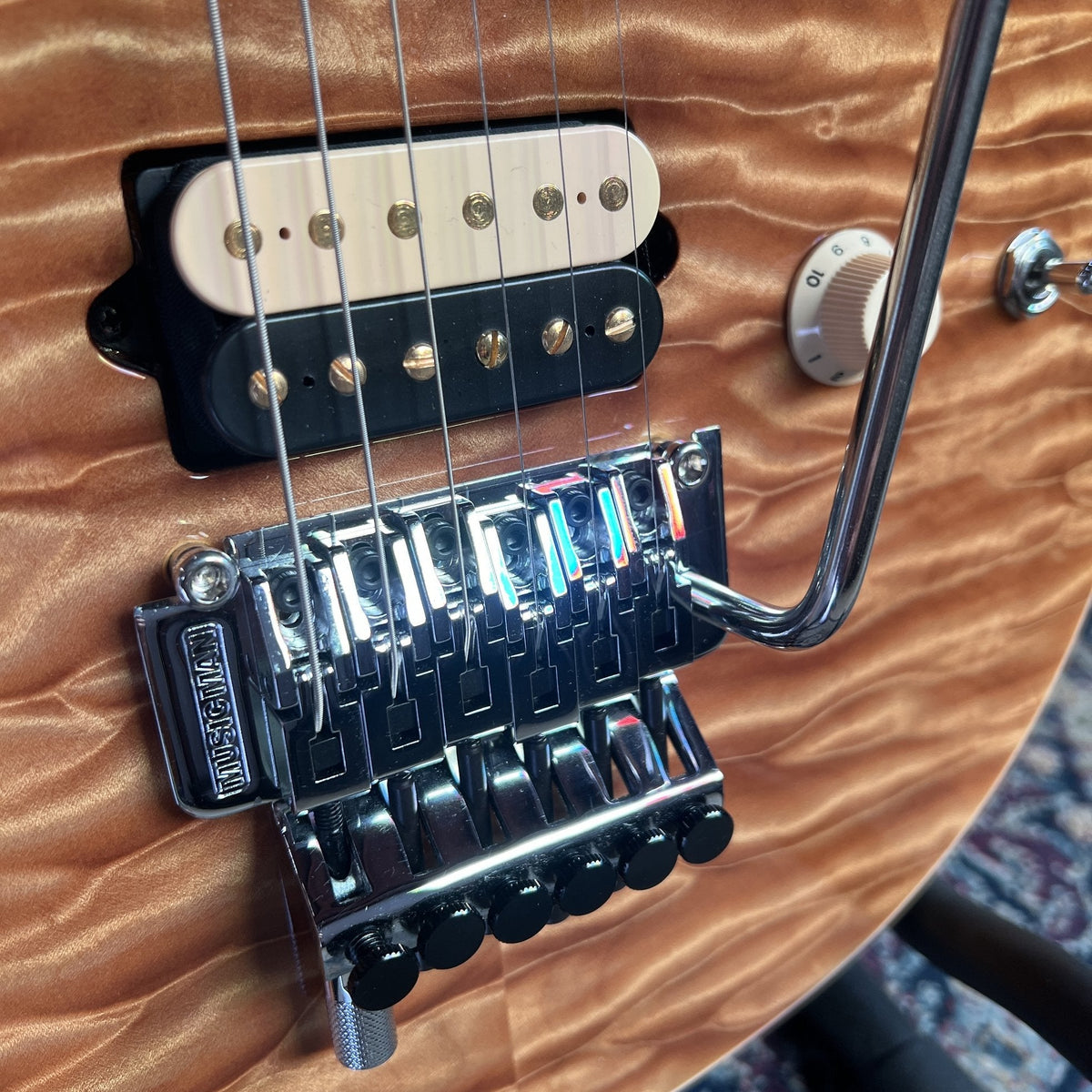 Ernie Ball Family Reserve Music Man Axis Double Trouble - Quilted Translucent Gold