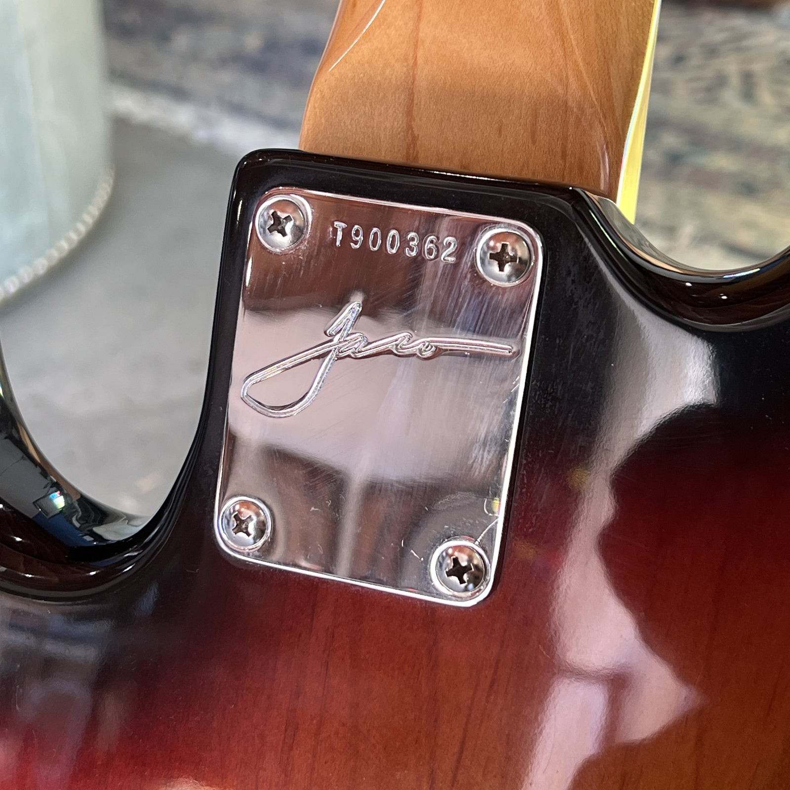 Jaco Pastorius Jazz Bass, Fretless, Pau Ferro Fingerboard, 3-Color Sunburst