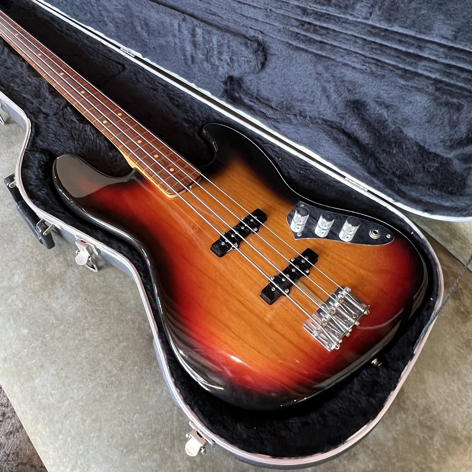 Jaco Pastorius Jazz Bass, Fretless, Pau Ferro Fingerboard, 3-Color Sunburst