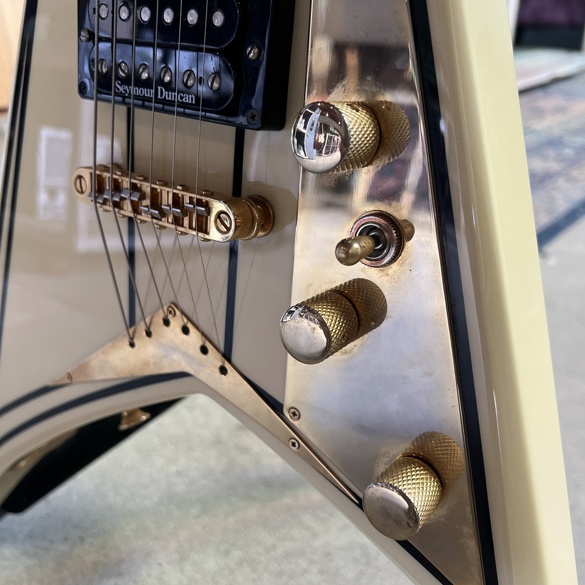 Jackson Pro Series RR5 Randy Rhoads - Made in Japan - Ivory with Black Pinstripes - 2006