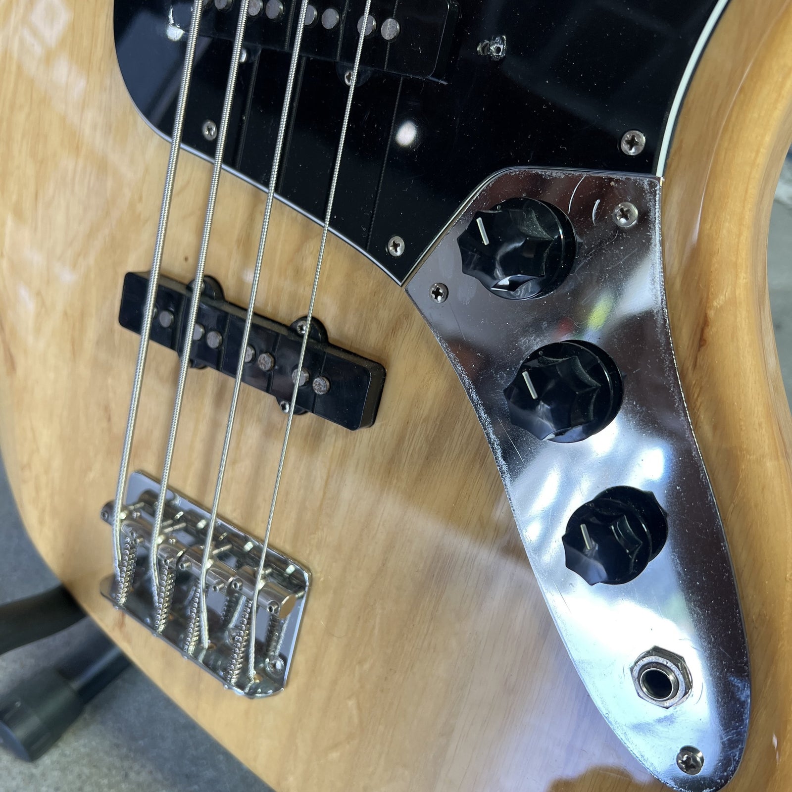 Fender Crafted in Japan (CIJ) 1975 Reissue Jazz Bass (JB75) – Natural Ash with Maple Neck (2004-2005)