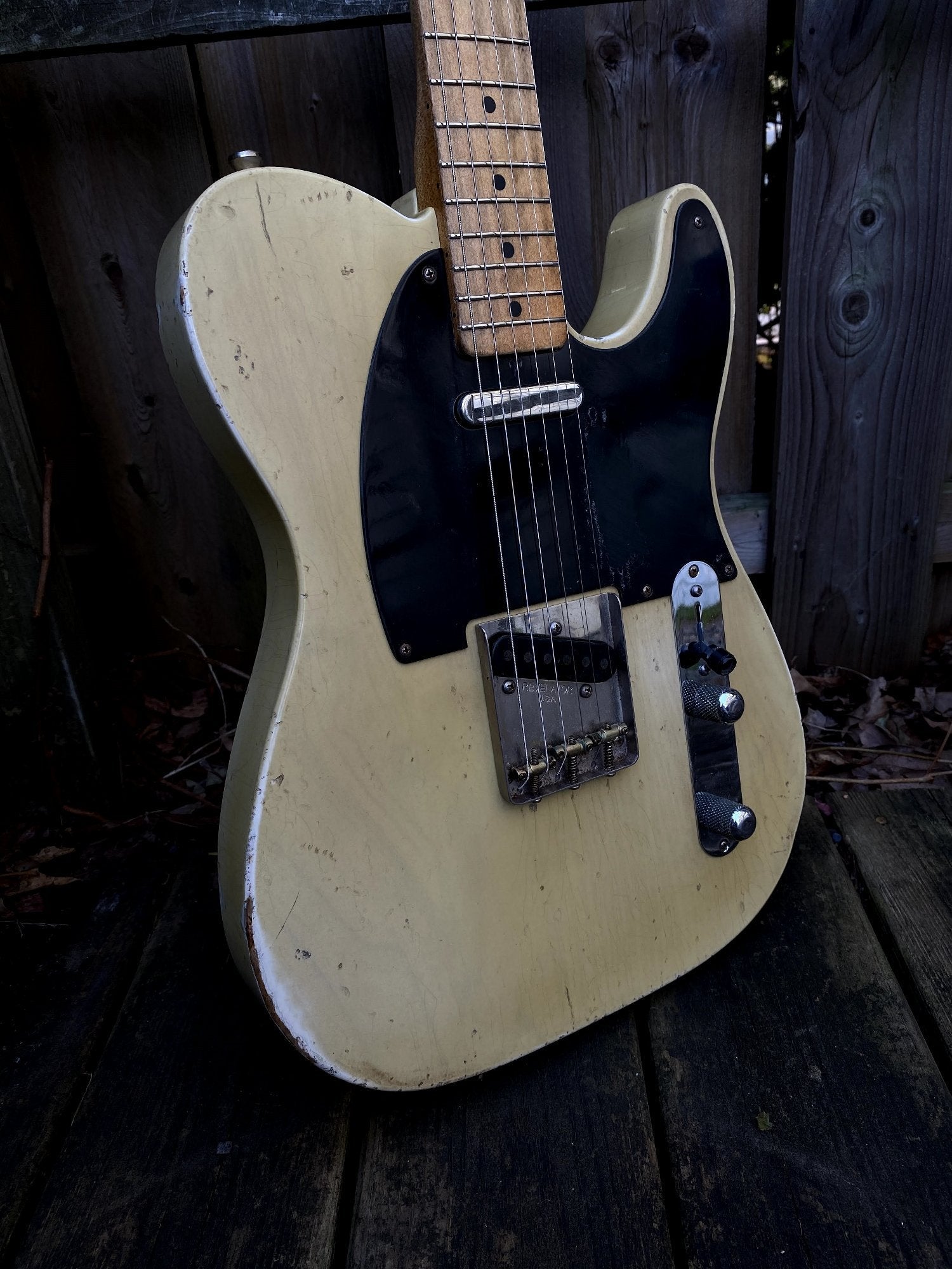 Revelator Guitars - '54 Retrosonic T-Style - Black Guard - Transition Blonde