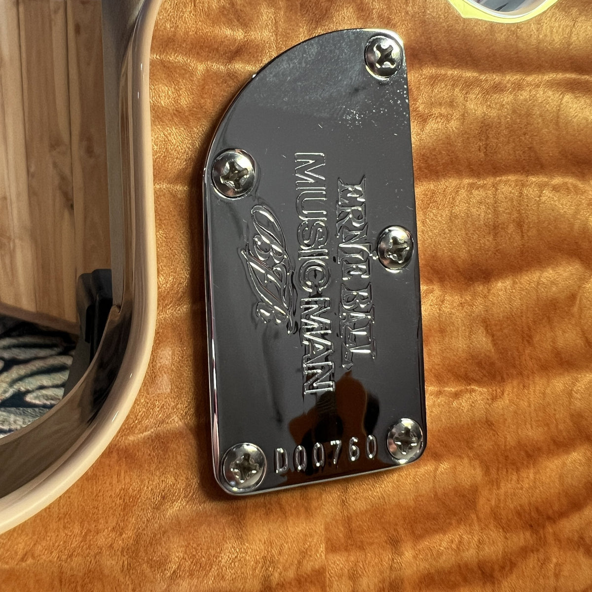 Ernie Ball Family Reserve Music Man Axis Double Trouble - Quilted Translucent Gold