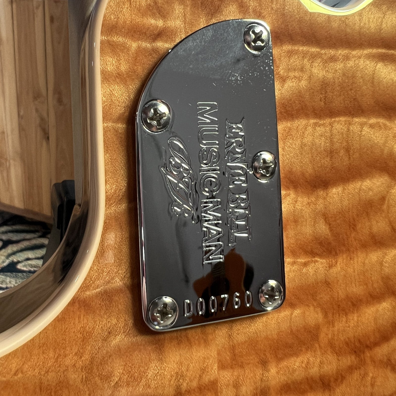 Ernie Ball Family Reserve Music Man Axis Double Trouble - Quilted Translucent Gold