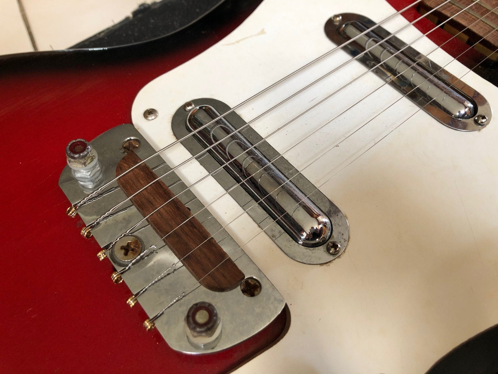 Vintage 1960’s Silvertone 1452 Hornet Guitar in Amp Case