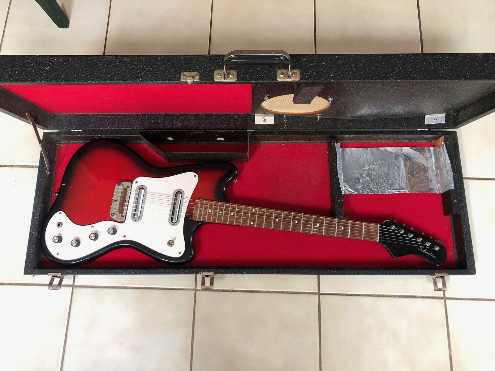 Vintage 1960’s Silvertone 1452 Hornet Guitar in Amp Case