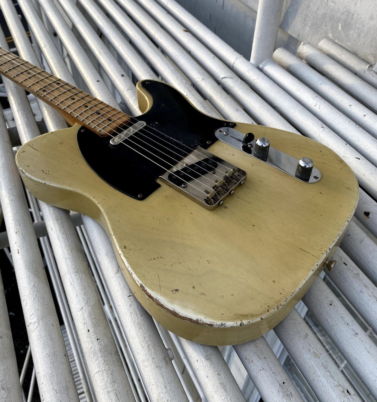 Revelator Guitars - '54 Retrosonic T-Style - Black Guard - Transition Blonde