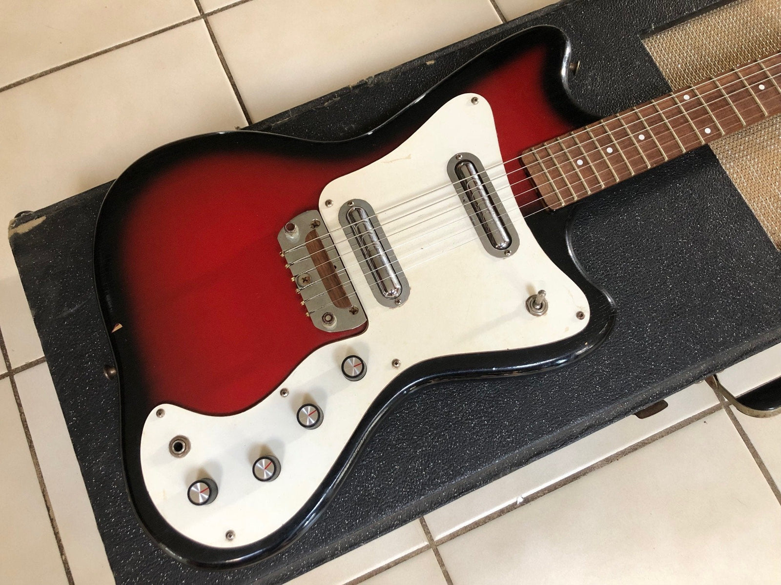 Vintage 1960’s Silvertone 1452 Hornet Guitar in Amp Case