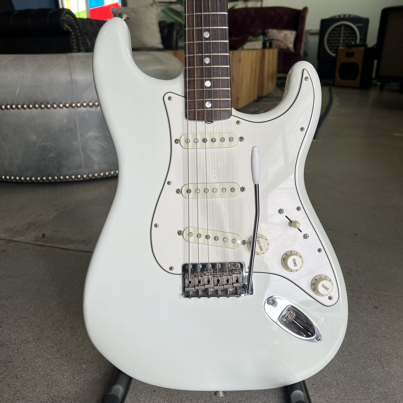 Fender American Vintage '65 Stratocaster, Round-Lam Rosewood Fingerboard, Olympic White